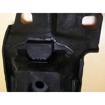 Опора двигателя левая MAZDA BP4N39070D-3